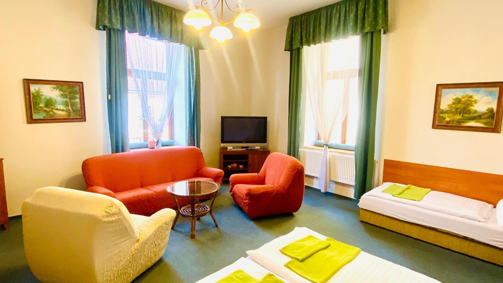 Penzion Cerny Kun Hradec Kralove Bagian luar foto