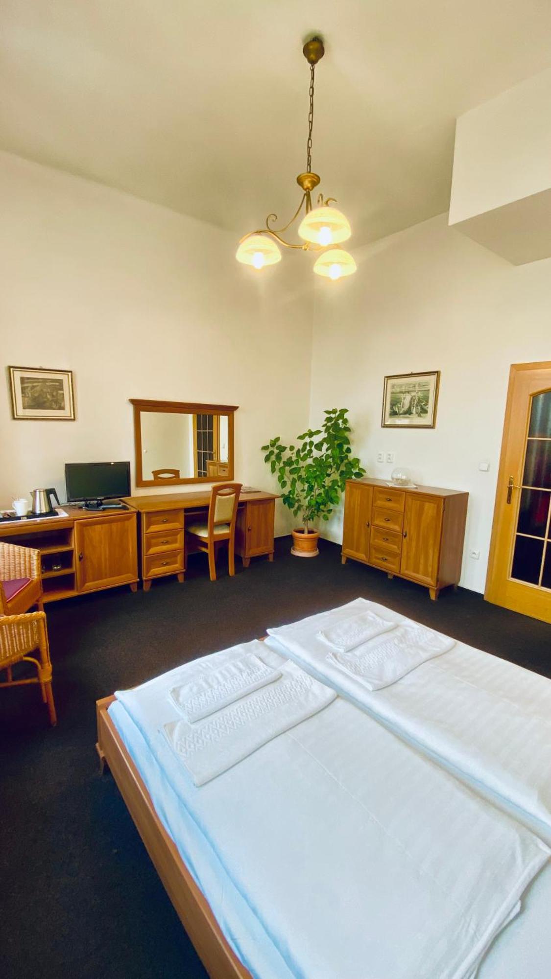 Penzion Cerny Kun Hradec Kralove Bagian luar foto